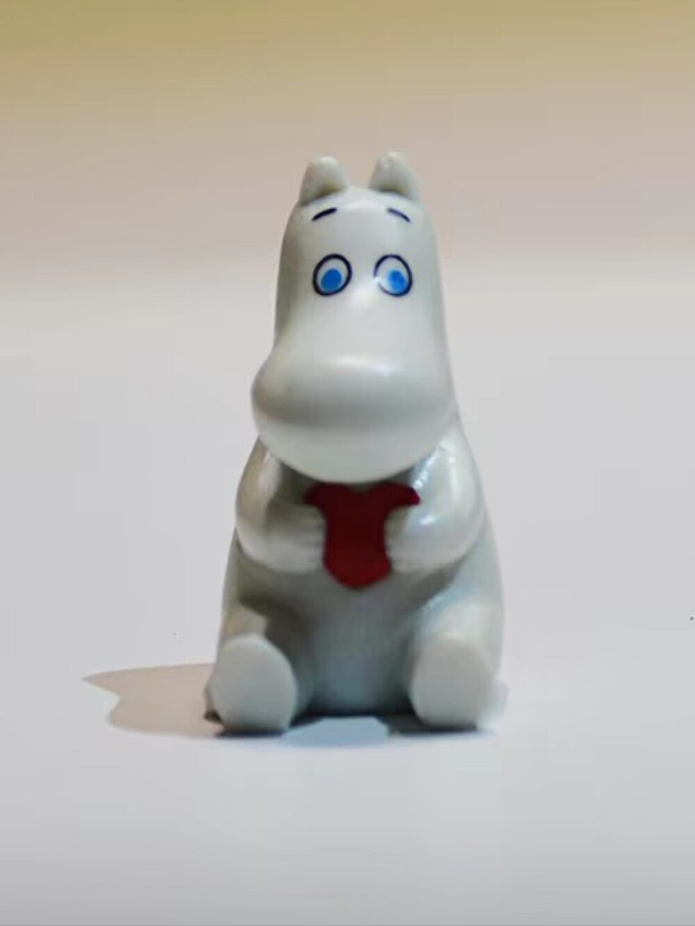 Moomintroll Figurine, plastic, 1 figure about 4-5cm Tall, Moomin Holding Heart ❤